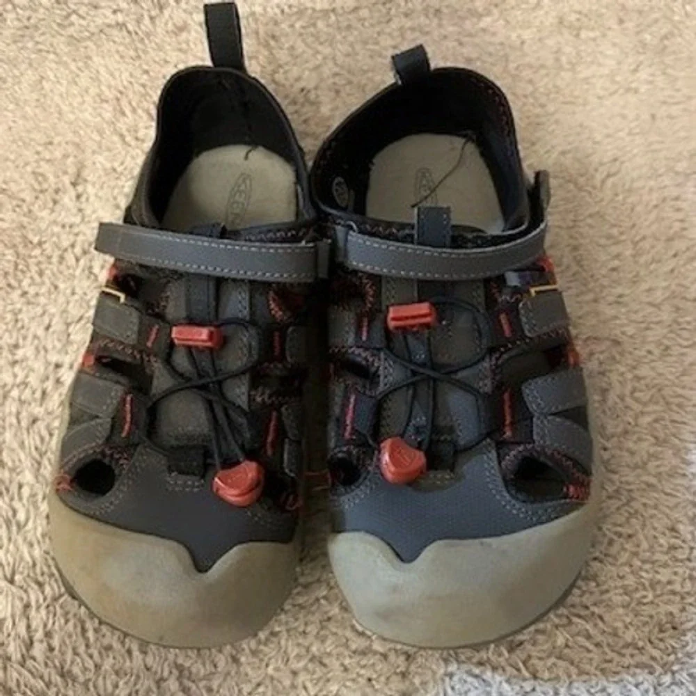 Keen Newport H2 Kids Sport Sandals Grey Black Red Size 4 US 36 EU 1026154